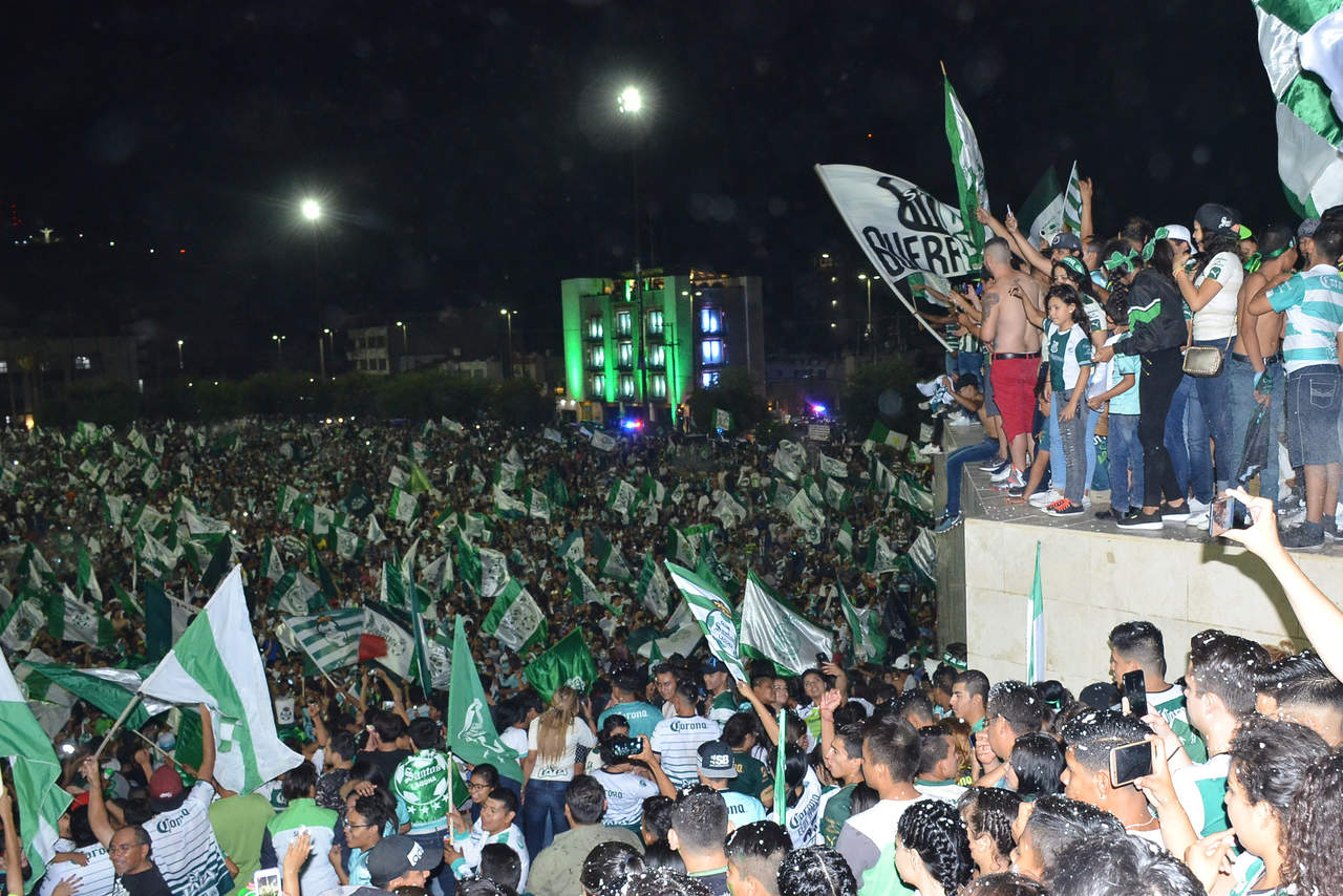 Miles de laguneros festejaron el título en distintos puntos de la ciudad. (Fernando Compeán y Ernesto Ramírez)
