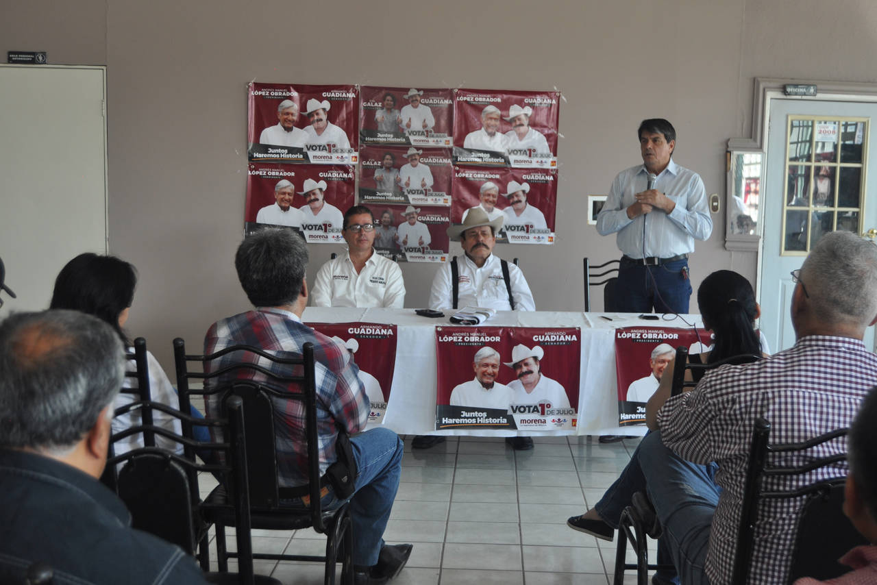 Diálogo. Ayer, los candidatos Armando Guadiana e Ignacio Corona se reunieron con simpatizantes en Torreón. (GUADALUPE MIRANDA)