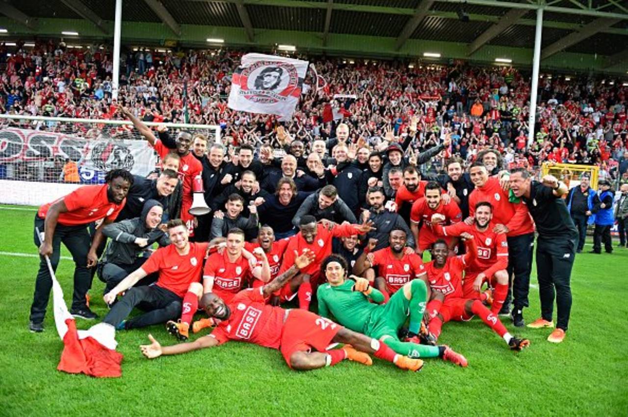 Los jugadores del Standard de Lieja celebran luego de obtener su boleto para la fase previa de la Champions League. (Cortesía)