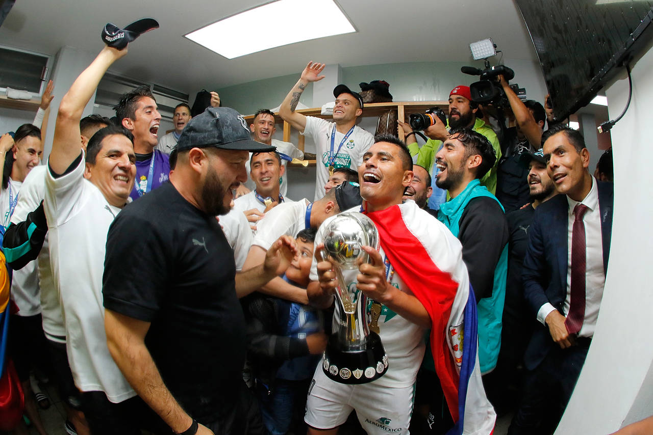 El paraguayo Osvaldo Martínez sostiene el trofeo de campeón al tiempo que usa la bandera de su país como capa. (Foto de Jesús Galindo)