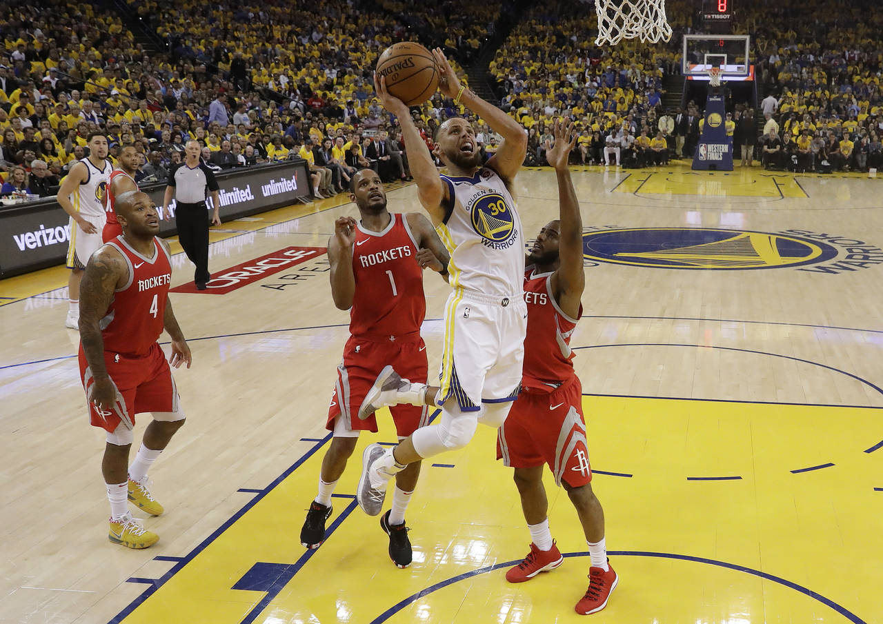 Stephen Curry anotó 35 puntos en la paliza 126-85 que le dieron los Warriors a Rockets de Houston para ponerse adelante 2-1 en la serie. Warriors aplasta a Rockets de Houston