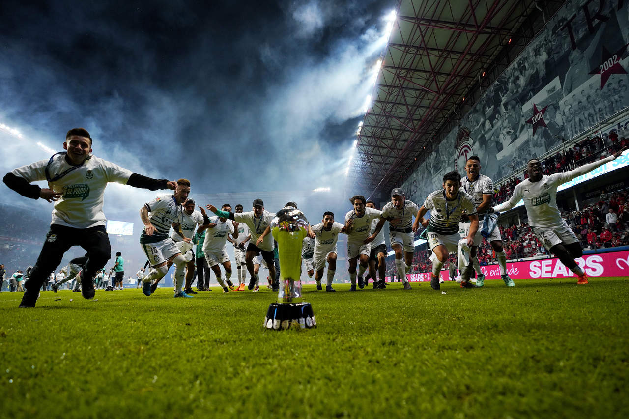 Alegría de triunfo. Los Guerreros del Santos Laguna, campeones por sexta ocasión, corren hacia el trofeo que los confirma como el 'Coloso del Norte' y uno de los equipos grandes del futbol mexicano. (Jam Media)