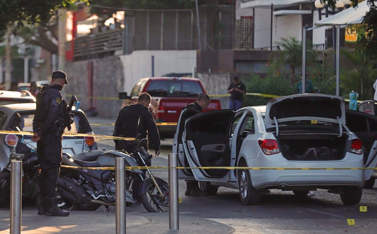 Investigación. Policías estatales de Jalisco recabaron información en la zona del atentado. (EFE)