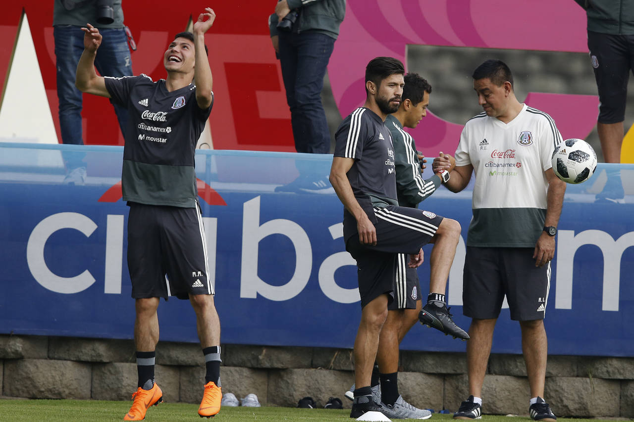 Hirving Lozano y Oribe Peralta durante el entrenamiento de ayer de la Selección Mexicana . (Fotografía de AP)