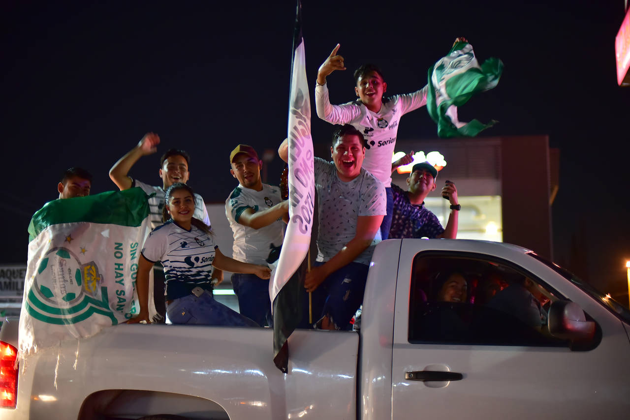 Alegría. Cientos de personas salieron en sus vehículos a festejar el campeonato de Santos. (EL SIGLO DE TORREÓN)