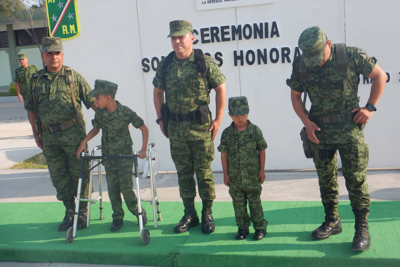 Evento. Los menores recibieron un reconocimiento por parte del comandante del 33 batallón de infantería. 