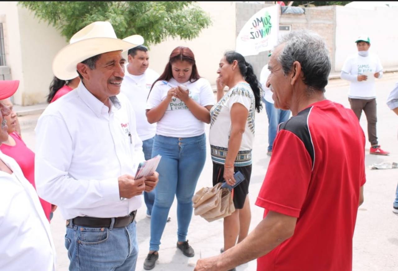 Respaldo. Pedro Luna Solís, candidato a diputado local por el Distrito 10, acudió al fraccionamiento San Antonio para dialogar con los habitantes de ese sector. (CORTESÍA)