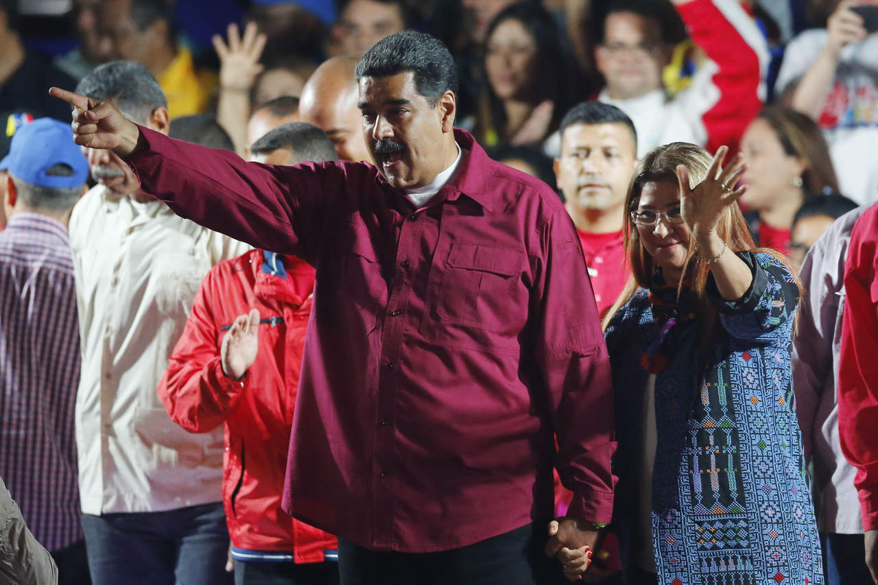 Numerosos gobiernos reafirmaron su rechazo a los comicios en Venezuela, en los que fue reelegido el presidente Nicolás Maduro, y amenazaron con sanciones, que Estados Unidos concretó inmediatamente al limitarle la venta de deuda y activos, mientras el Grupo de Lima, al que México pertenece, rebajó el nivel de los nexos diplomáticos. (AP)