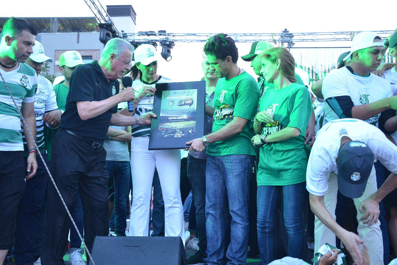 El alcalde de Torreón, Jorge Zermeño Infante, entregó un reconocimiento al presidente del equipo, Alejandro Irarragorri Gutiérrez, y a los jugadores.
