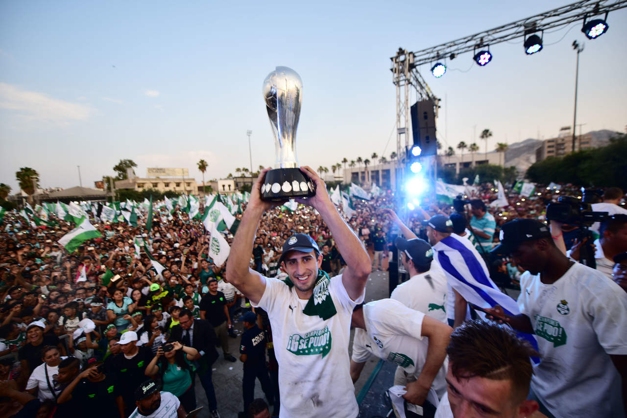 “Cali” Izquierdoz sostiene el trofeo de campeón. (Erick Sotomayor)