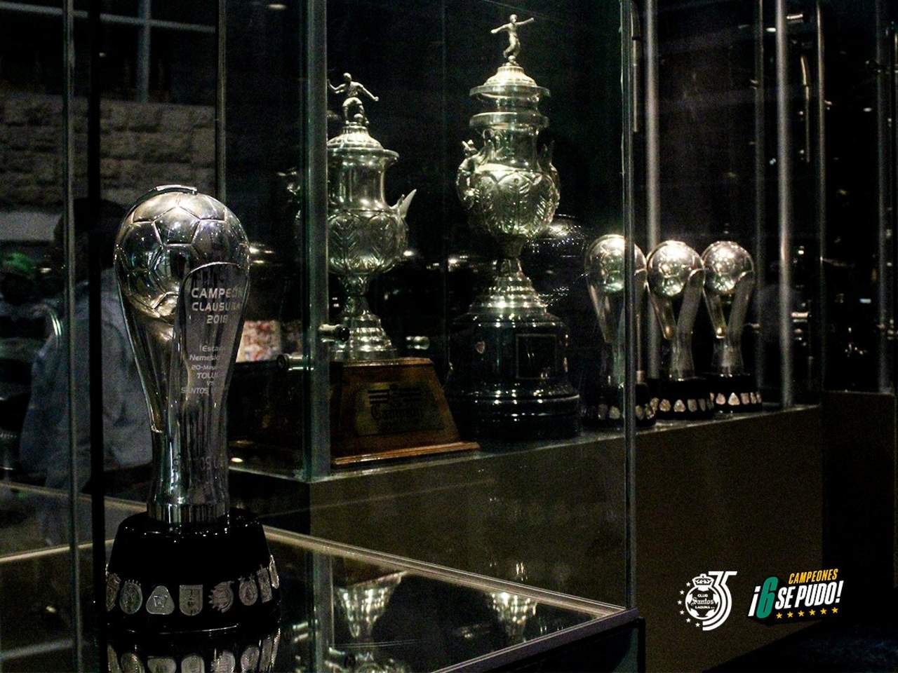 Es la cuarta ocasión que Santos se hace acreedor al nuevo modelo del trofeo para campeón de la Liga MX. (Cortesía)