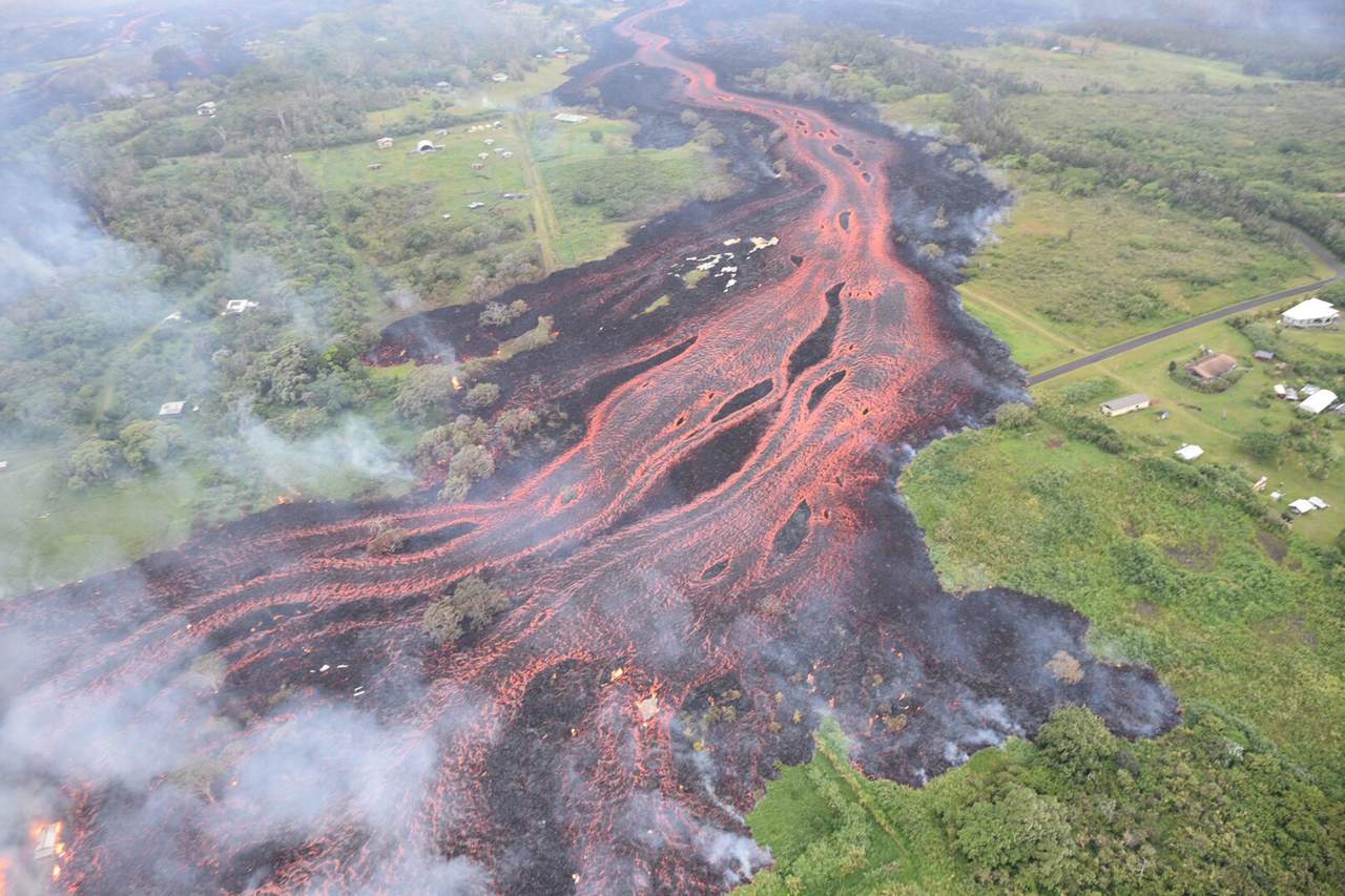 La lava que brotó de la fisura 22 traspasó una planta geotérmica que suministra aproximadamente el 25 % de la energía para los residentes de la isla. (EFE)