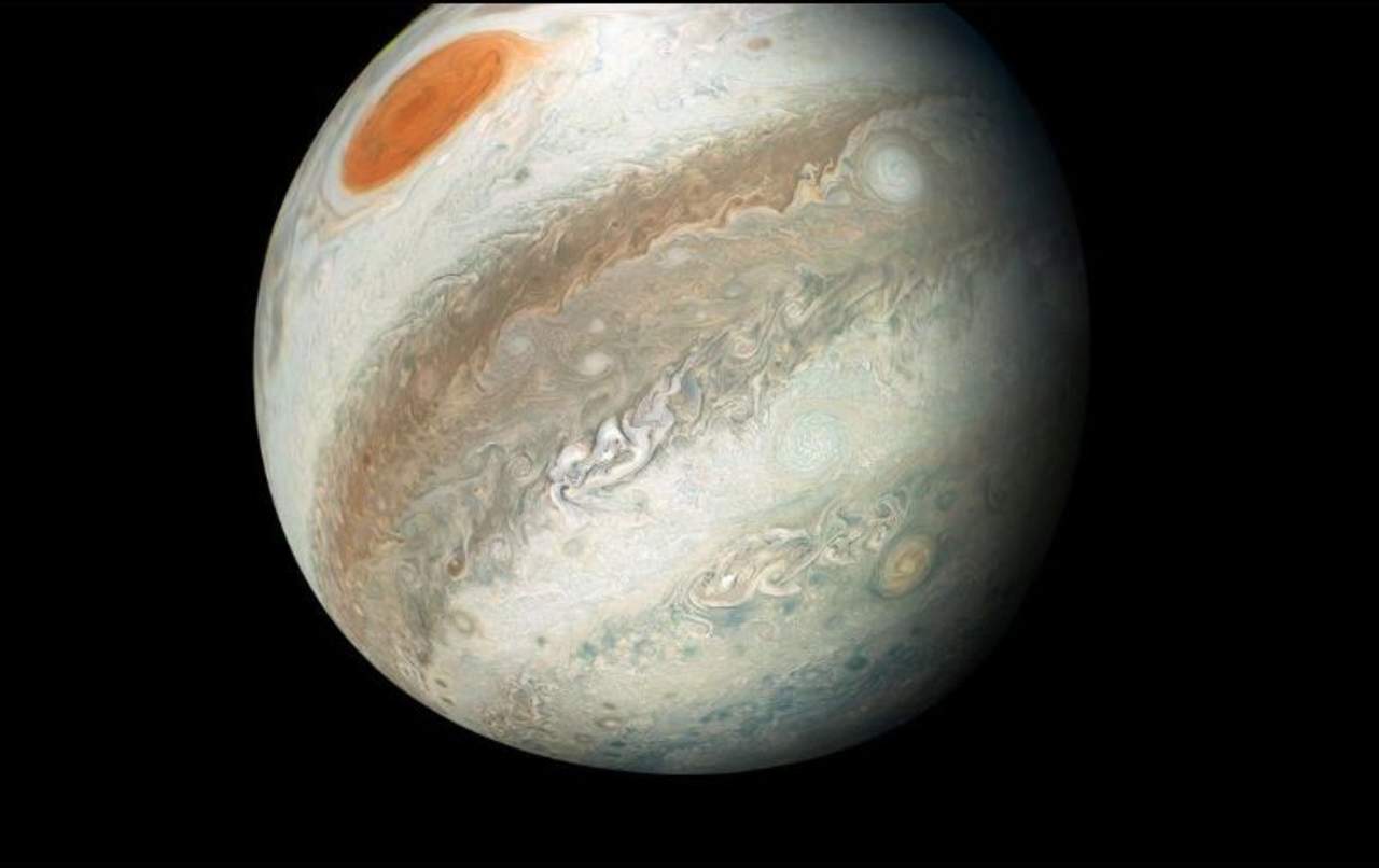 La NASA compartió una imagen tomada por la nave espacial Juno que muestra la cara sur de Júpiter. (ARCHIVO)