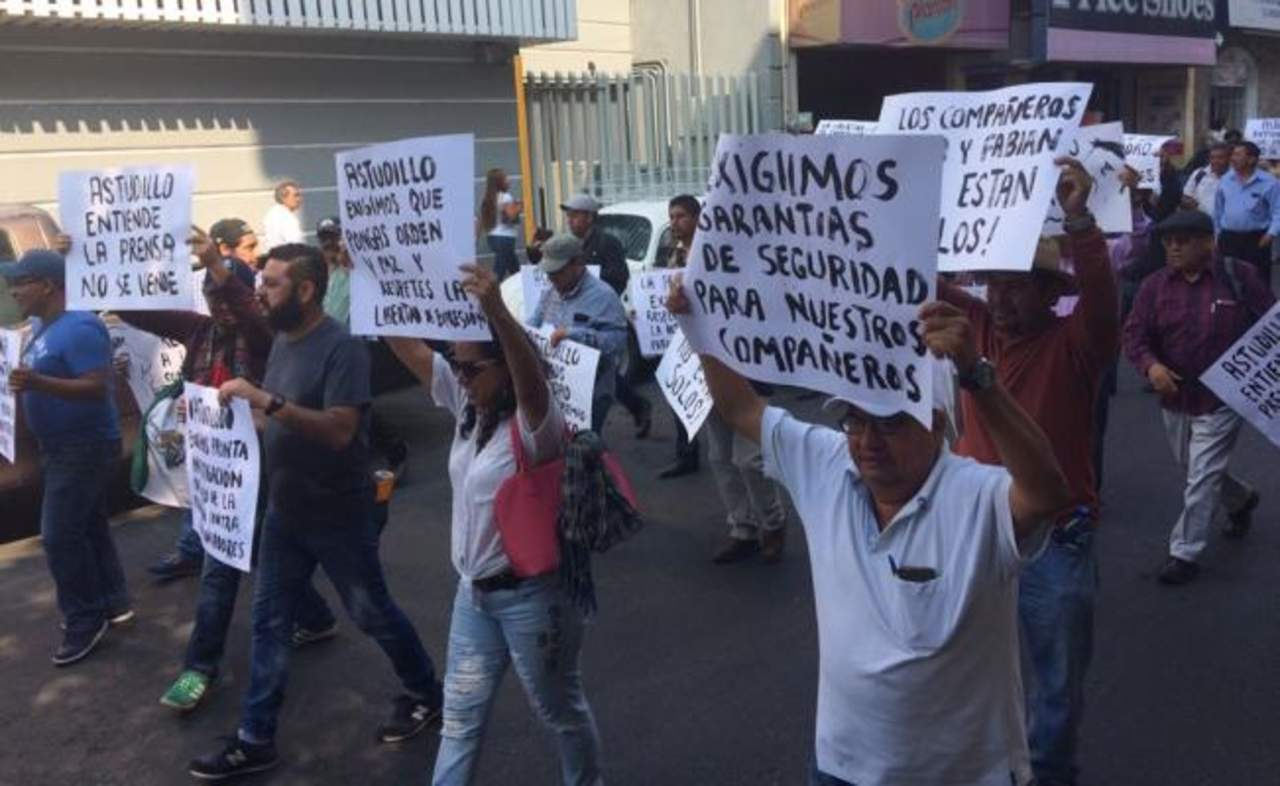 En la marcha lanzaron consignas en contra del gobernador, Héctor Astudillo Flores, y le exigieron respetar el ejercicio periodístico. (EL UNIVERSAL)