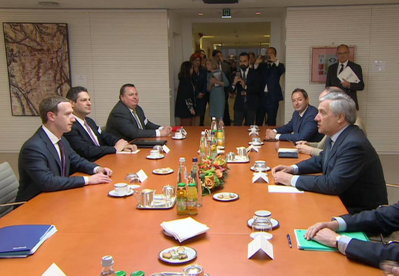Encuentro. Mark Zuckerberg (Der.), y el presidente del Parlamento Europeo, Antonio Tajani (Izq.), se reunieron en Bruselas. (EFE)