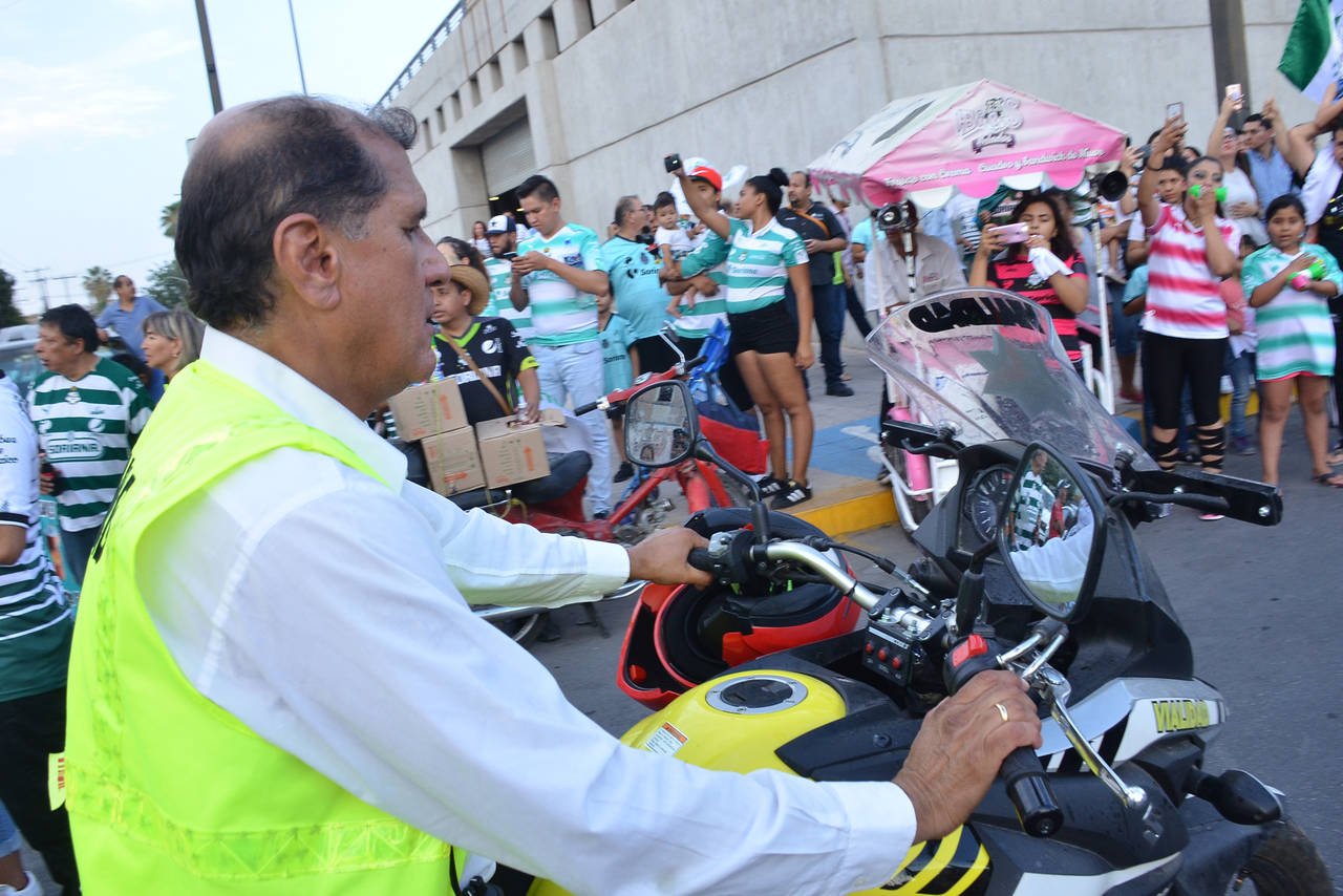 Pasarela. El Director de Vialidad, Pedro Luis Bernal realizó recorrido en motocicleta oficial y sin casco en desfile del Santos. (EL SIGLO DE TORREÓN)