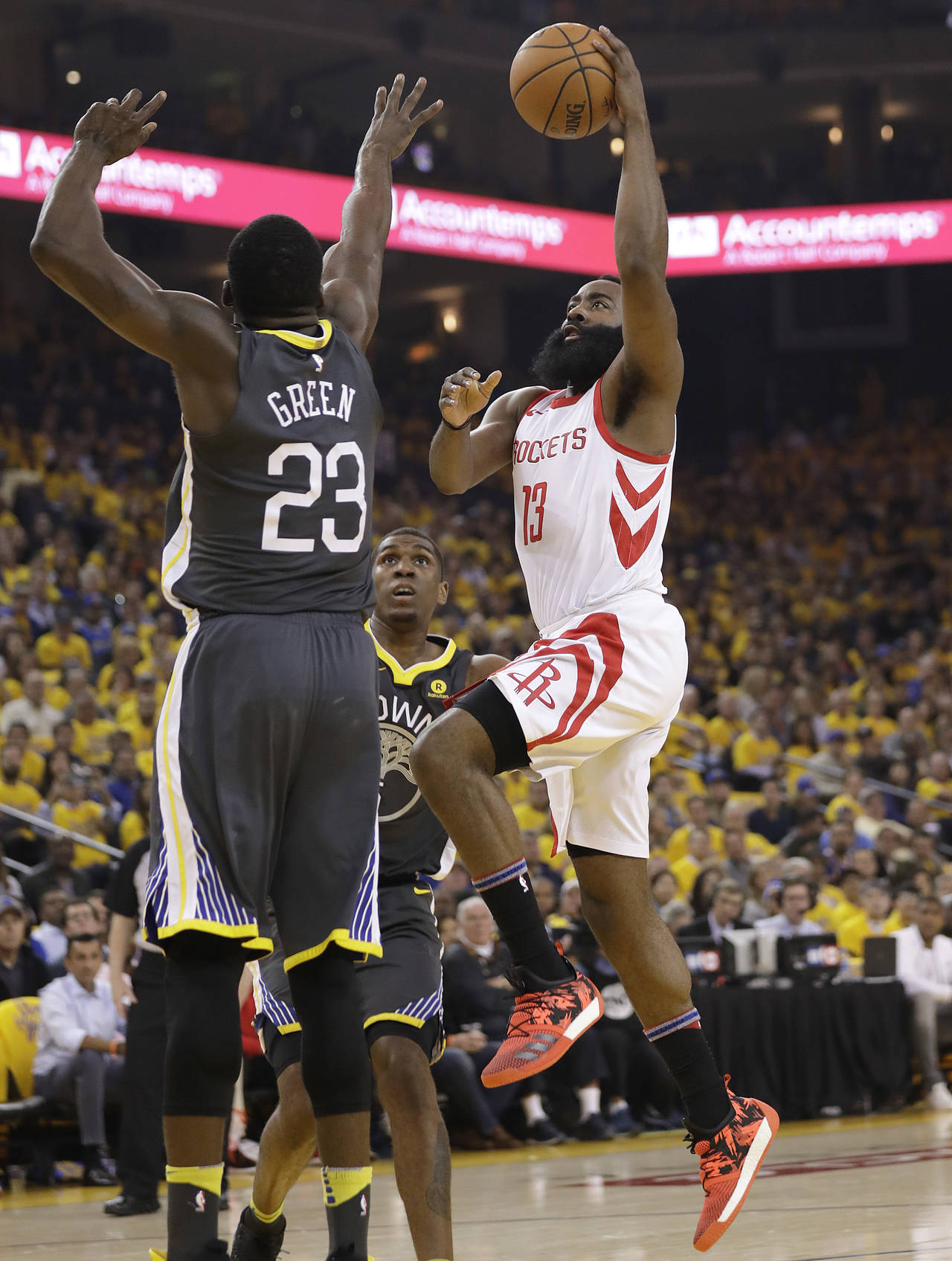 James Harden (d) anotó 30 puntos en la victoria de los Rockets. (AP)