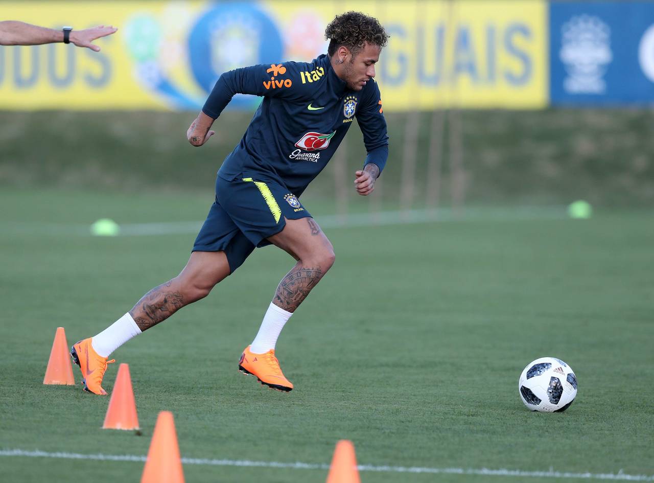 Antes de lo previsto, Neymar entrenó en cancha con la selección brasileña, que debutará en el Mundial el 17 de junio ante Suiza. (EFE)