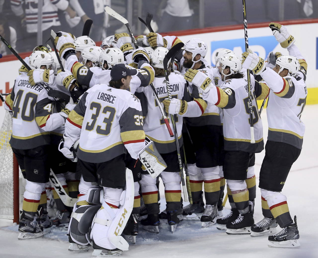 Los jugadores de los Golden Knights de Las Vegas celebran tras derrotar 4 juegos a 1 a los Jets de Winnipeg para llegar a la final de la NHL. (AP)