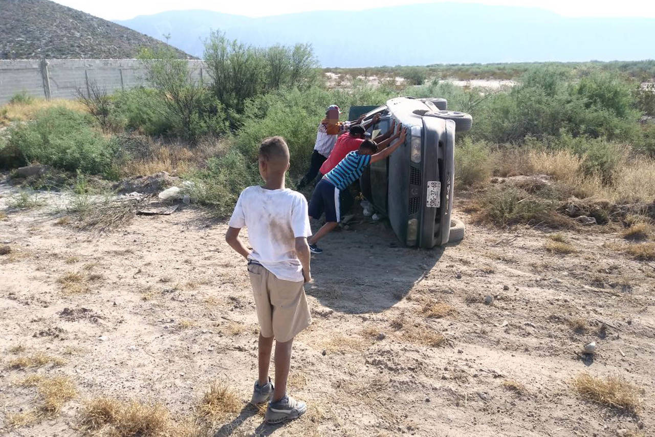 Accidente. Menores sufren volcadura en carretera a Nazareno, se dirigían a repartir tortillas cuando ocurrió el accidente. (EL SIGLO DE TORREÓN) 