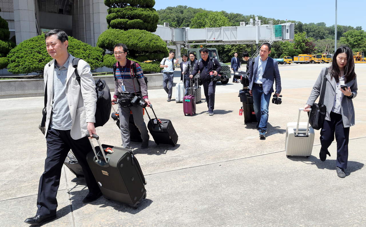 Periodistas extranjeros partieron en tren el miércoles para observar el desmantelamiento de un sitio de ensayos nucleares norcoreano después que ocho reporteros de Corea del Sur fueron autorizados a último momento a sumarse al grupo. (EFE)