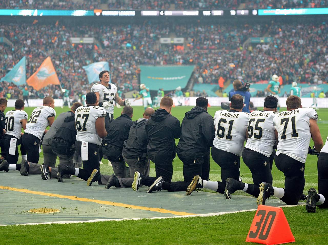 En un comunicado, la NFL explicó que los jugadores deben ponerse de pie mientras que se escuche el himno nacional antes de cada encuentro, y que si deciden no hacerlo entonces deberán permanecer en los vestidores. (ARCHIVO)