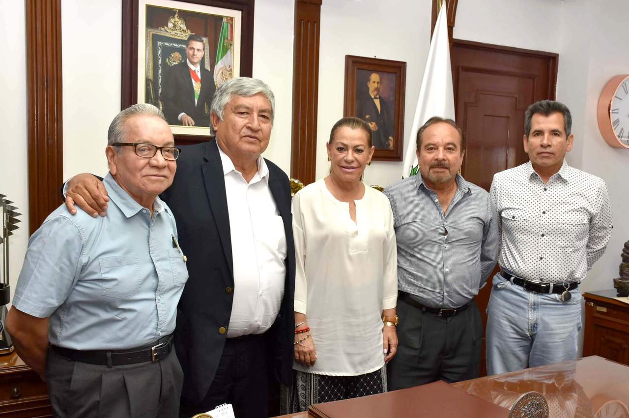 La alcaldesa Leticia Herrera firmó un documento con el cual se formalizó la entrega de este equipo al Sistema Descentralizado de Agua Potable y Alcantarillado (Sideapa). (EL SIGLO DE TORREÓN)