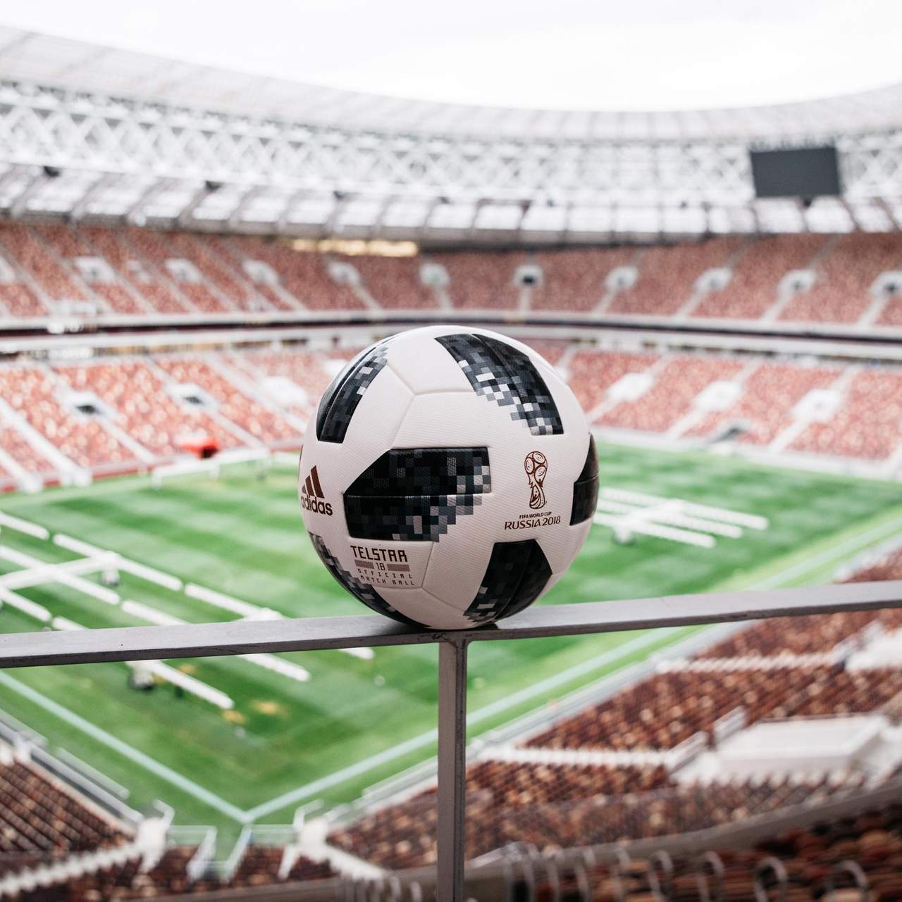 El “Telstar 18” es el nombre del balón para el primer Mundial a celebrarse en Rusia, el elemento clave que moverá a 32 selecciones, causante de las glorias de quien atine a incrustarlo en más ocasiones en la portería rival. (ARCHIVO)