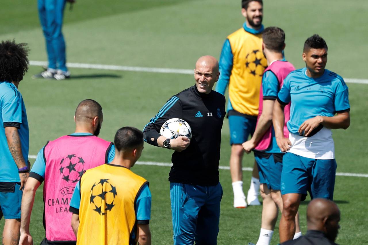 Zinedine Zidane (c), técnico del Real Madrid, busca su tercera Champions como entrenador merengue. (EFE)