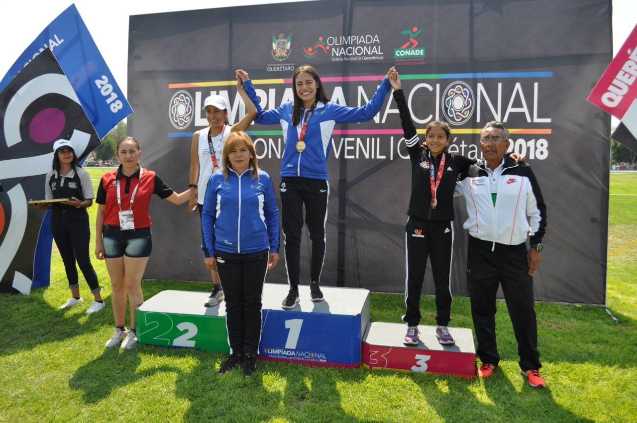 La atleta duranguense (centro) celebra la obtención de su segunda medalla en la etapa nacional. (Cortesía IED)
