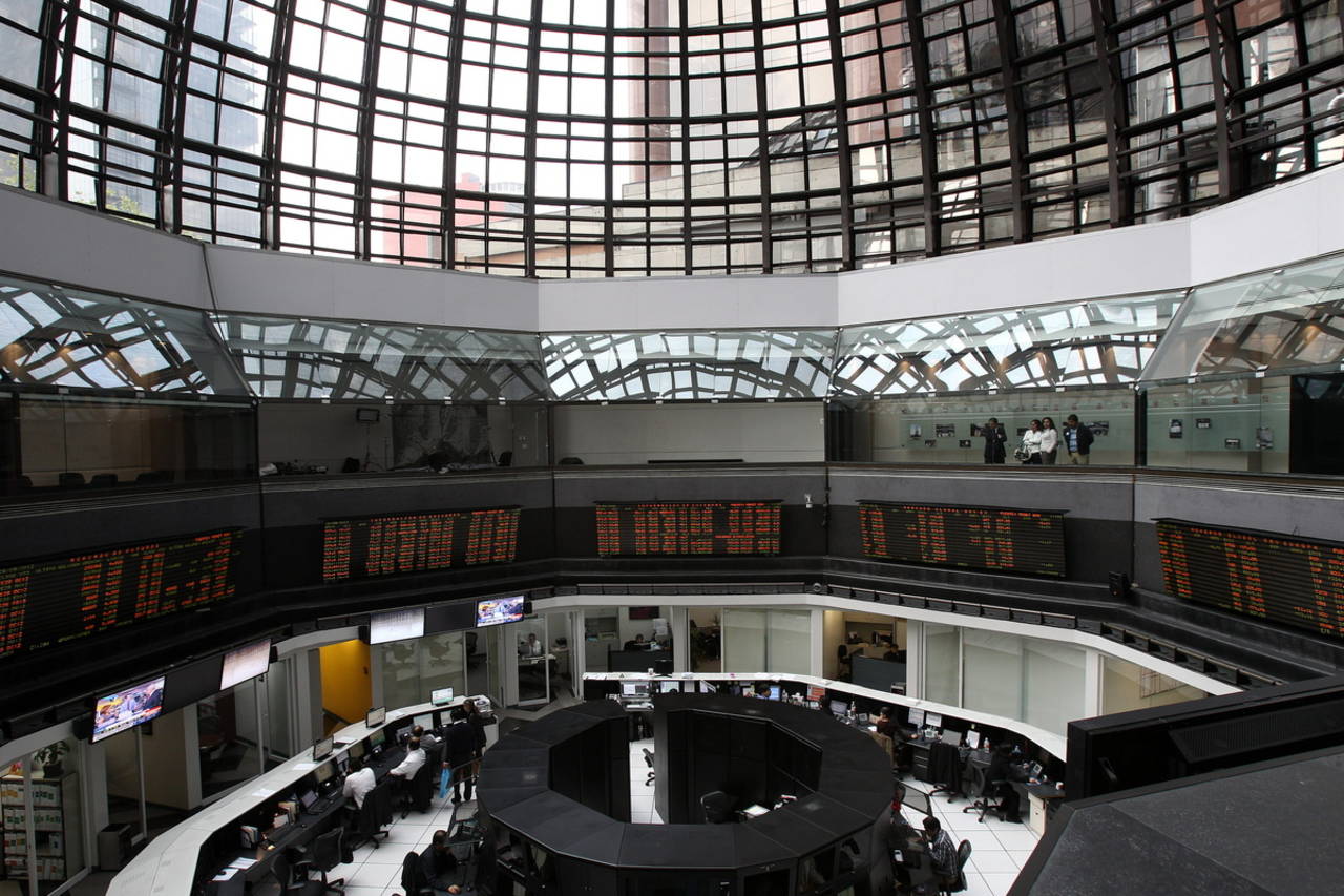 Acciones. Al concluir la sesión accionaria, la Bolsa Mexicana de Valores operó un volumen de 274.5 millones de títulos.  (ARCHIVO)