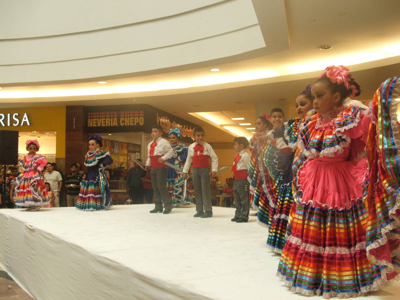 Espacios. Las agrupaciones folclóricas Xochiquetzalli y Kikapú de la UA de C se presentan el viernes de manera gratuita. (CORTESÍA)