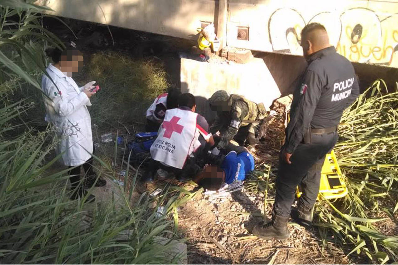 Accidente. Momentos en que paramédicos de la Cruz Roja atienden al hondureño.