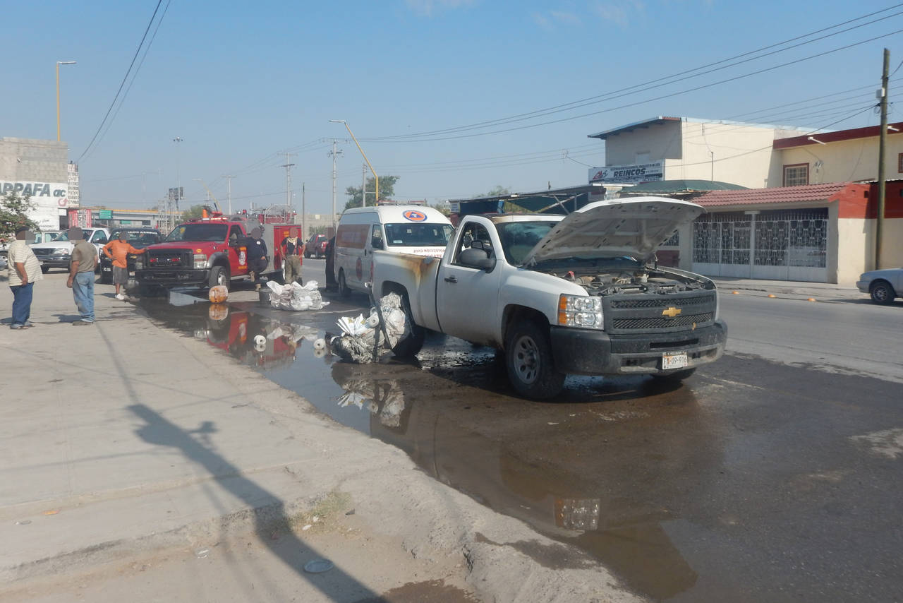 Atención. El incendio del vehículo fue sofocado por personal del departamento de Bomberos de Torreón.