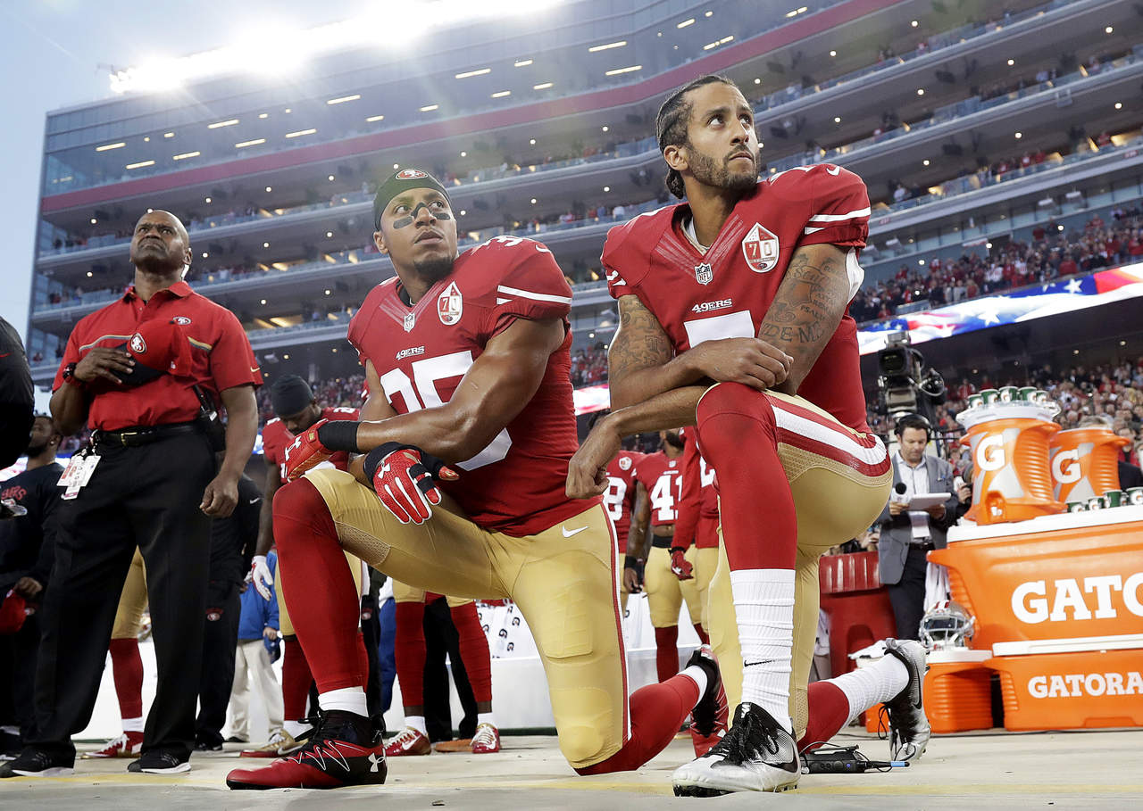 Algunos jugadores de fútbol americano han estado arrodillándose en la cancha durante la entonación del himno en señal de protesta contra la injusticia social. (ARCHIVO)