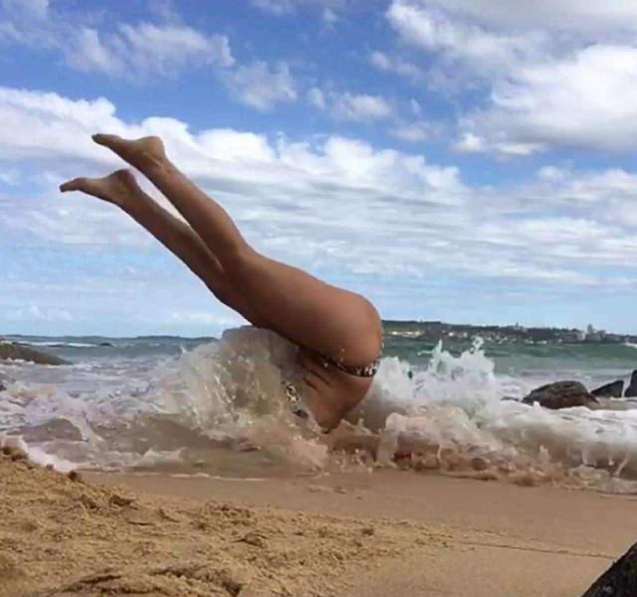 VIRAL: Mujer en bikini practica yoga en la playa y termina empapada