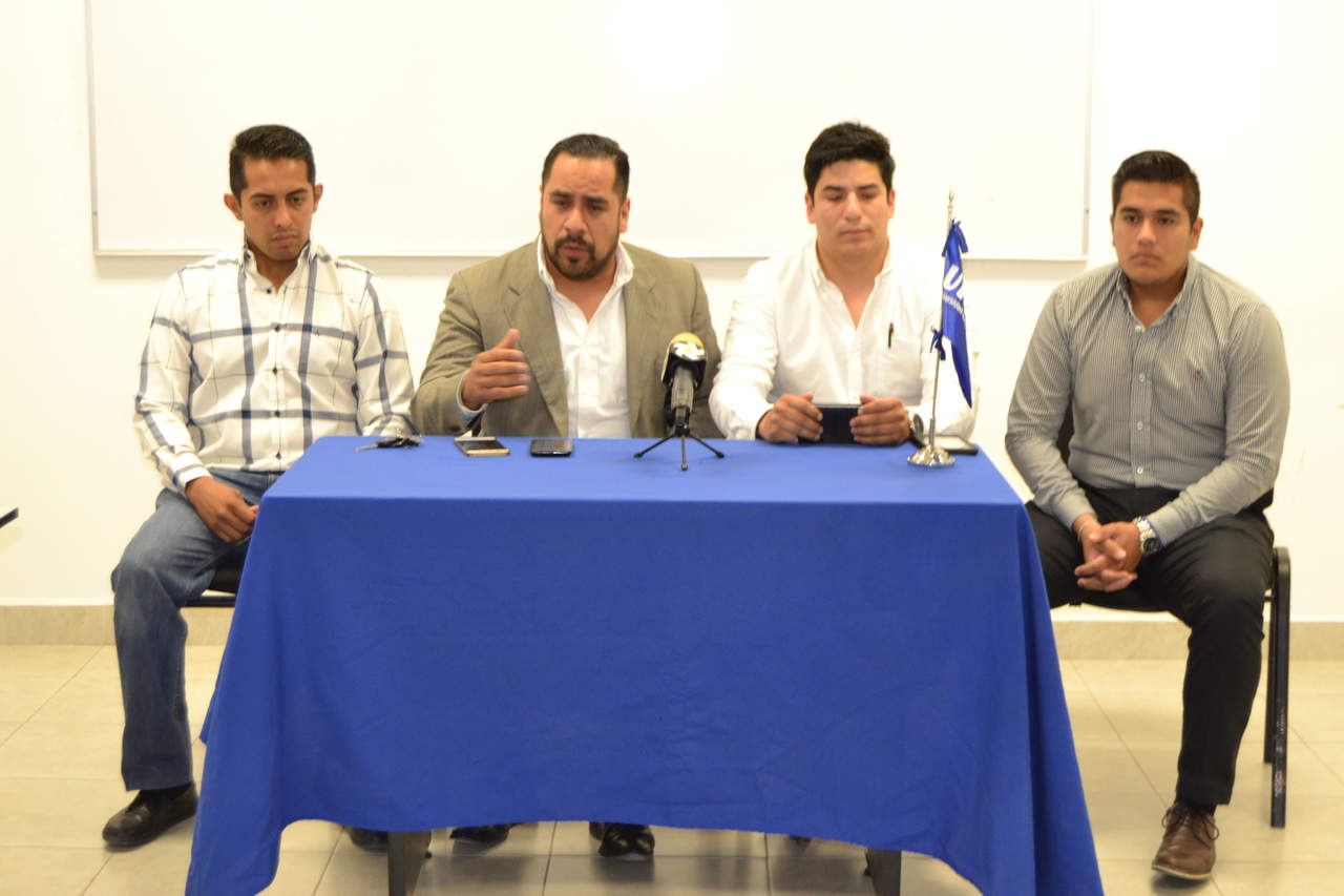 Jorge Maldonado, José Leopoldo Márquez, Yulian Castillo y el director Criss del Toro, hicieron la presentación del “Debate Jóvenes Universitarios” que se desarrollará el jueves 31 de mayo a las 19:30 horas, en el auditorio de la Unidep. (EL SIGLO DE TORREÓN)