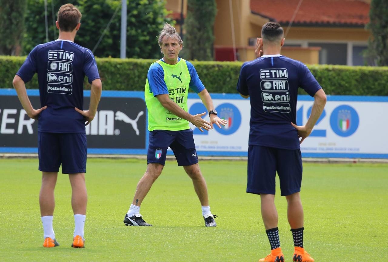 El técnico de Italia, Roberto Mancini (centro), dirige un entrenamiento de la selección en Florencia, Italia. Mancini deja la puerta abierta para Buffon