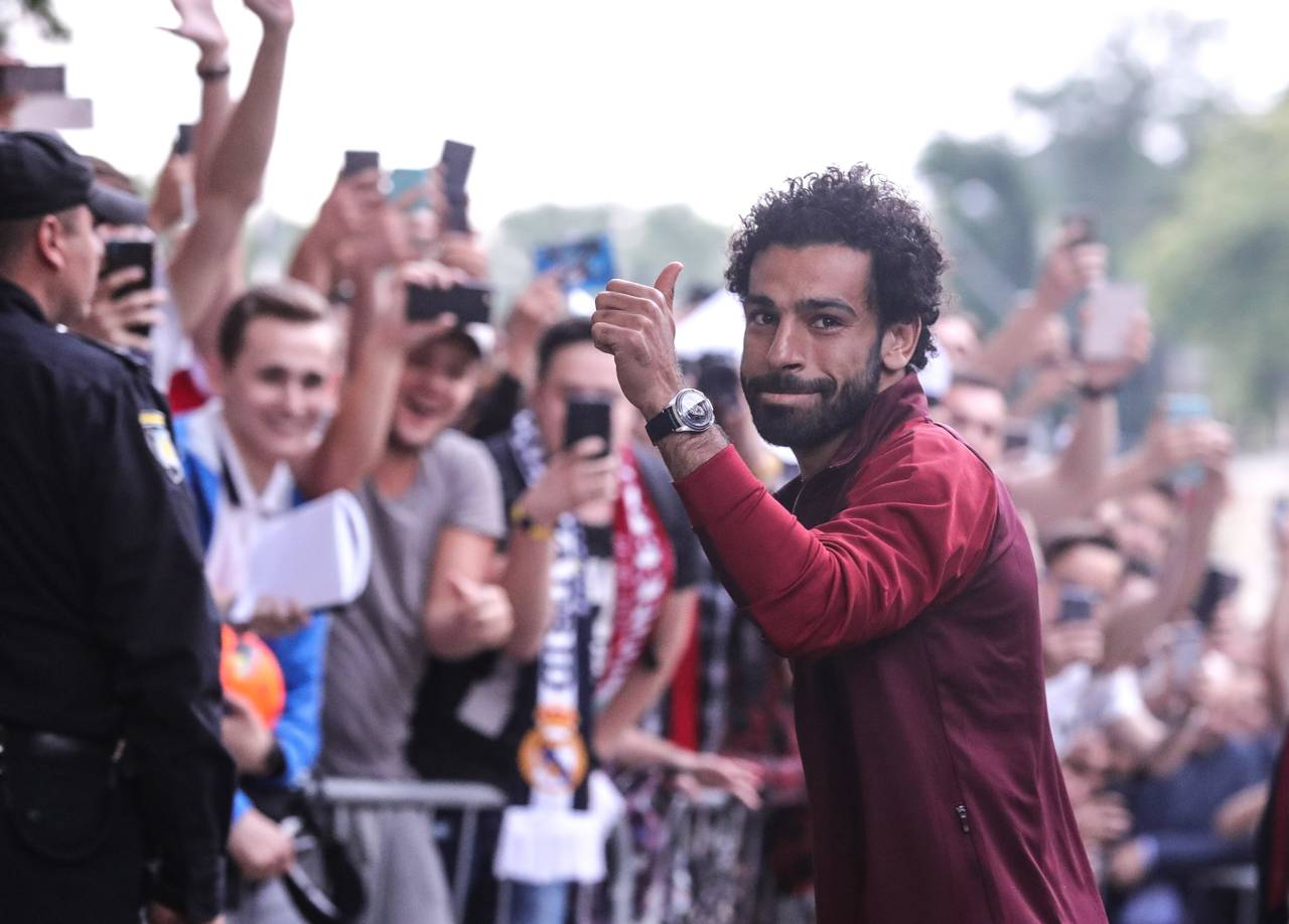 El extremo egipcio del Liverpool Mohamed Salah, llega al hotel de concentración en Kiev, Ucrania. El Liverpool arribó ayer a Kiev en una expedición con 24 futbolistas para encarar la final de la Champions League. (EFE)