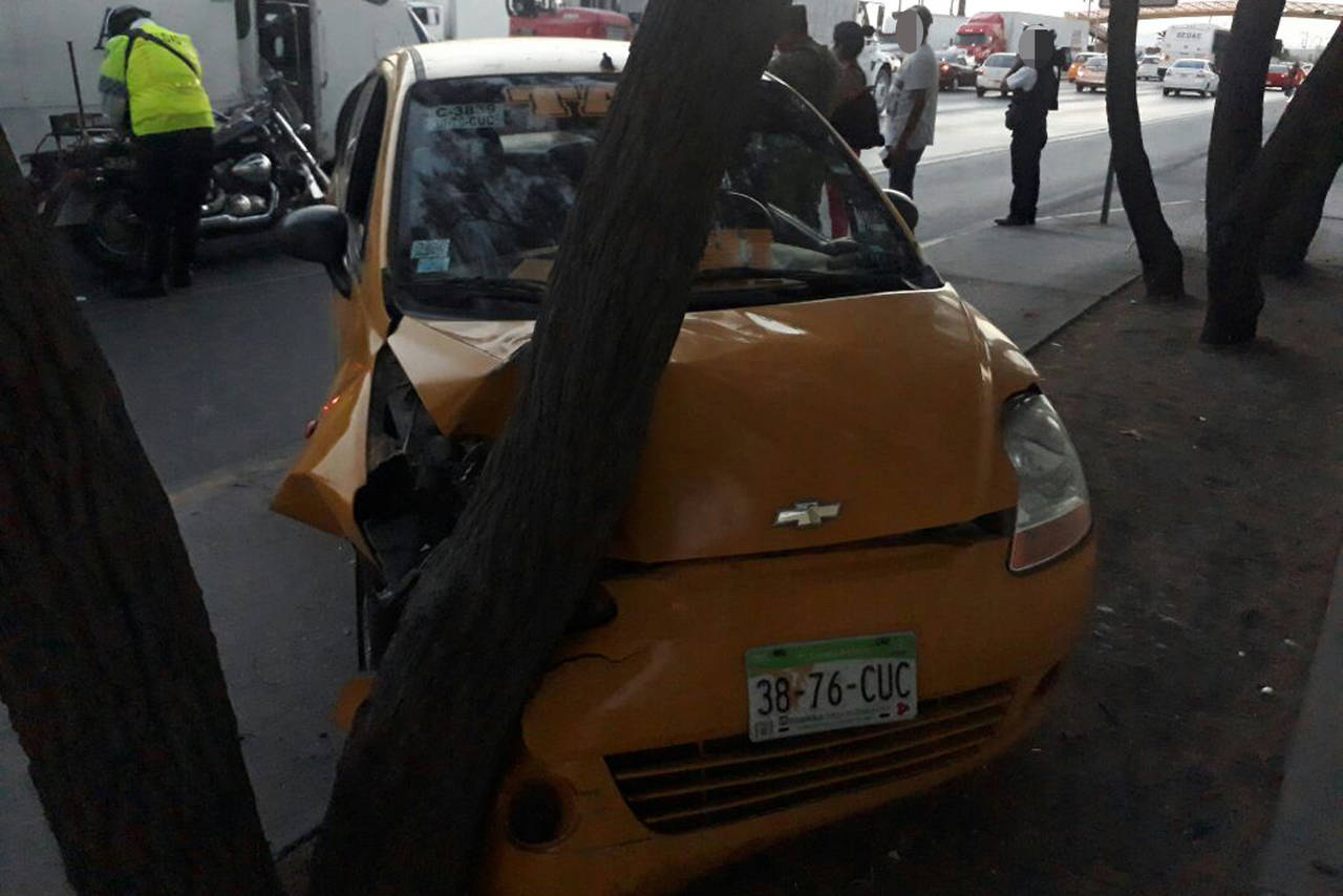 Daños. El taxi terminó con daños importantes luego de impactarse contra un árbol frente a la zona militar. (EL SIGLO DE TORREÓN)