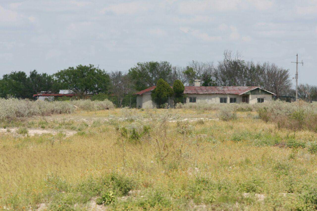 El lugar, que se localiza a un costado de la carretera federal número 2 en su tramo Guerrero-Piedras Negras, permanece abandonado. (EL SIGLO DE TORREÓN)