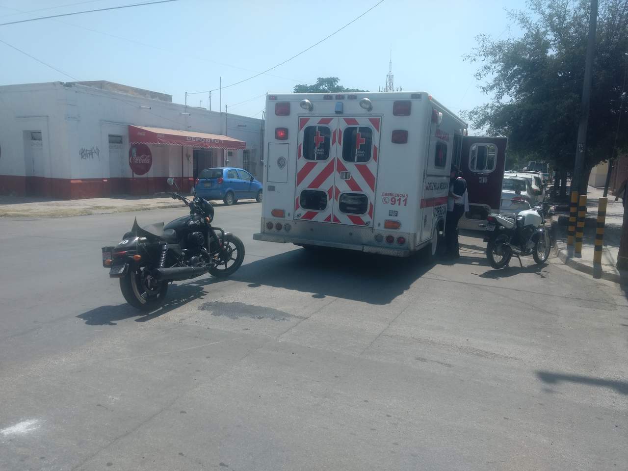 Paramédicos de la Cruz Roja acudieron al lugar para atender al motociclista, mismo que solo presentaba golpes menores. (EL SIGLO DE TORREÓN)