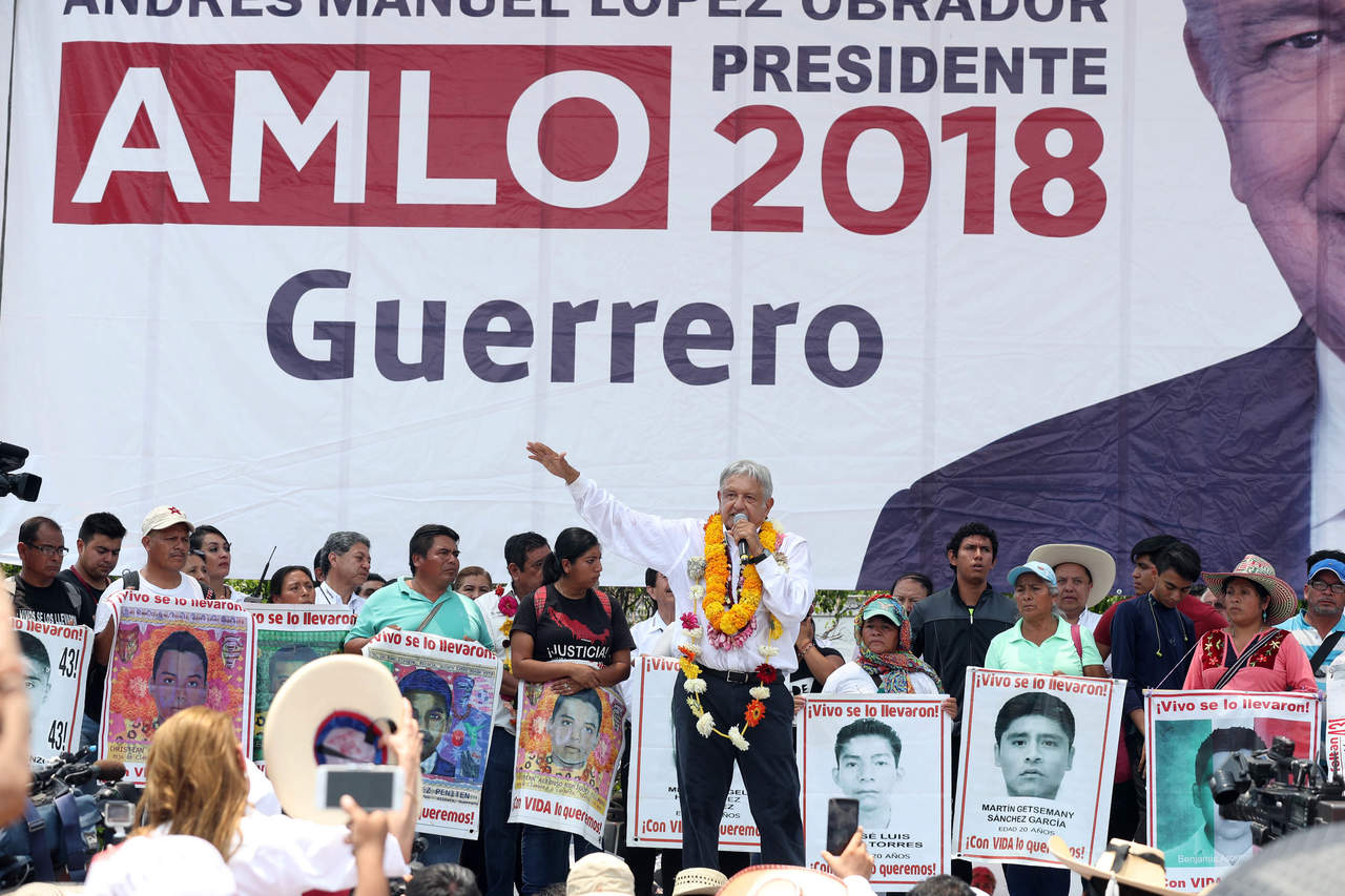 Los padres se quedaron detrás de López Obrador haciendo una fila, con sus sombreros y mascadas en la cabeza. (EL UNIVERSAL)