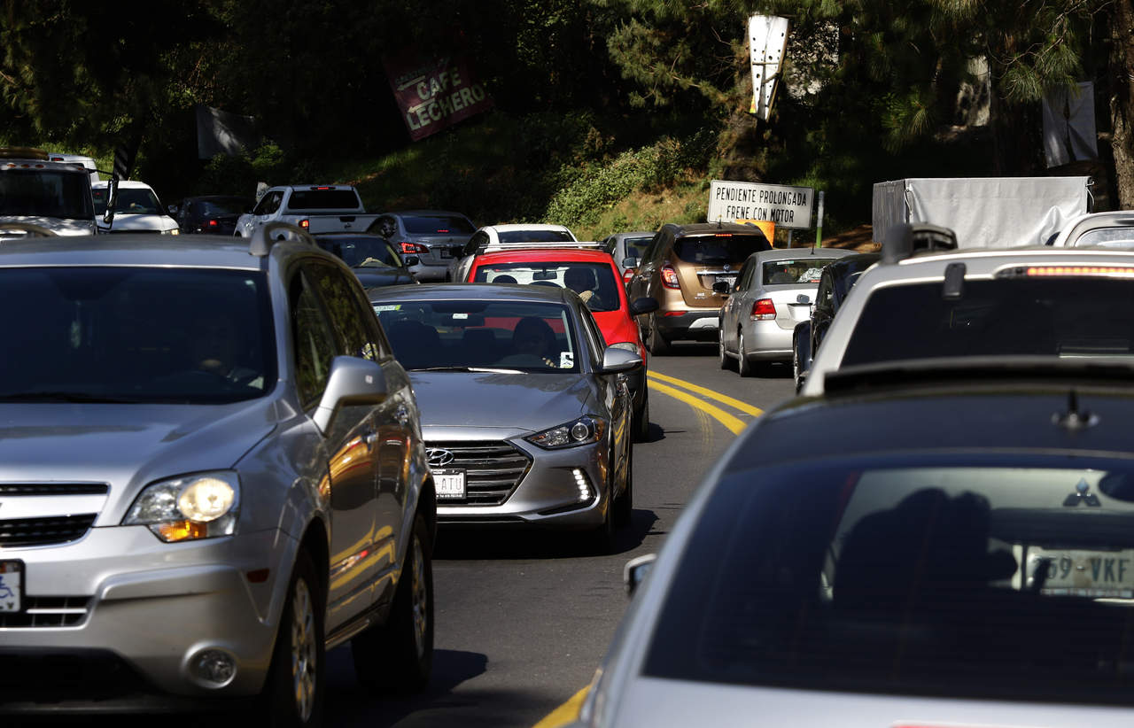 El bloqueo vehicular en ambas direcciones de la autopista México-Cuernavaca inició a las 04:00 de este viernes. (NOTIMEX)