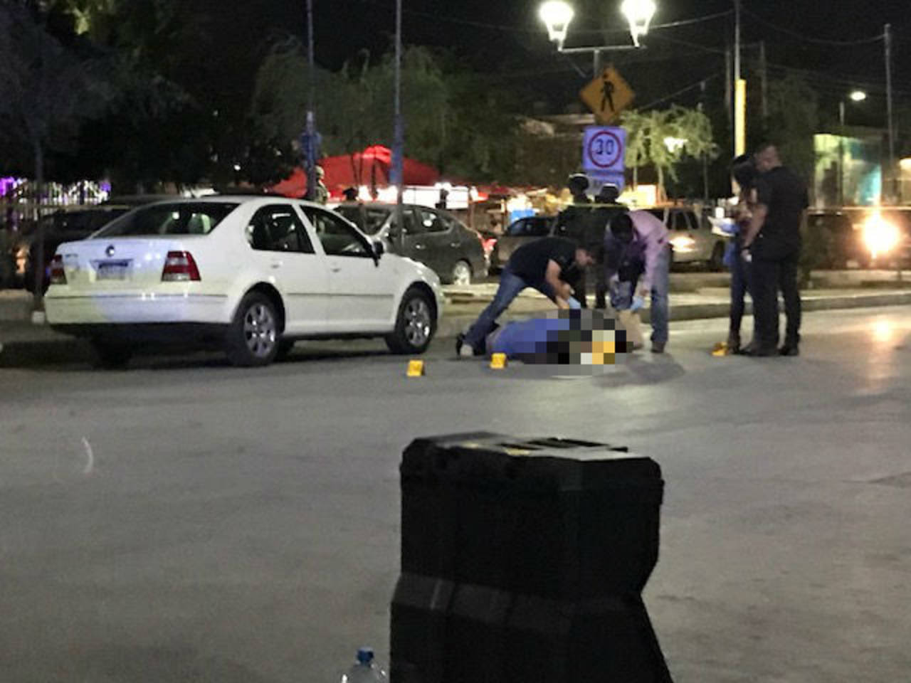 Homicidio. Se registró en plena avenida Juárez a un costado de la Alameda Zaragoza, lugar donde quedó tendido el cuerpo de la víctima.