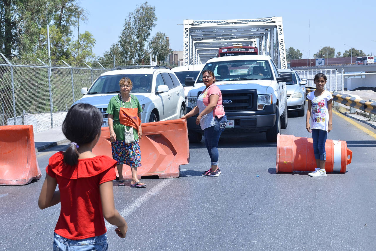  Ya van dos. Aunque ahora sólo fue por 20 minutos, vecinos de la colonia Arenal bloquearon el Puente Plateado en protesta contra el Simas por la falta de agua. Les apoyaron con pipas. (FERNANDO COMPEÁN)