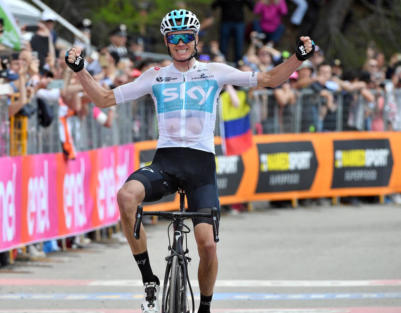 El ciclista británico Chris Froome festeja tras ganar la 19na etapa del Giro de Italia. (AP)
