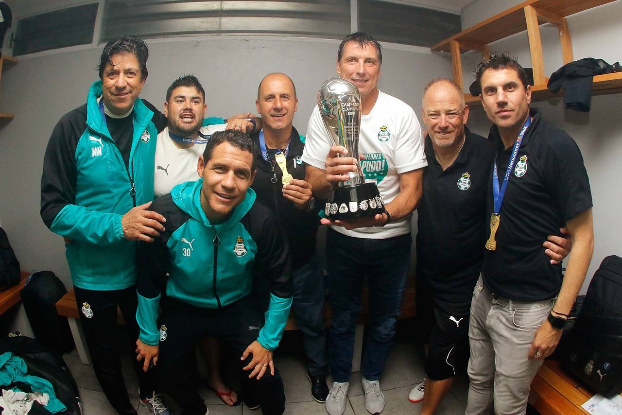 El entrenador del Santos Laguna, Robert Dante Siboldi, y su equipo de colaboradores. (Cortesía)