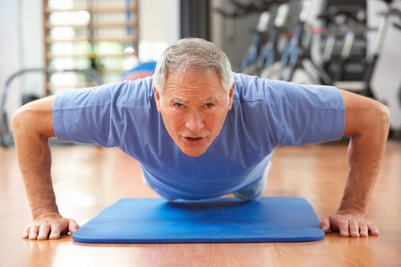 Los expertos informaron que la actividad física les dio más condición a las personas en su vida diaria, pero no frenó el progreso de la demencia, en este caso, senil. (ARCHIVO)
