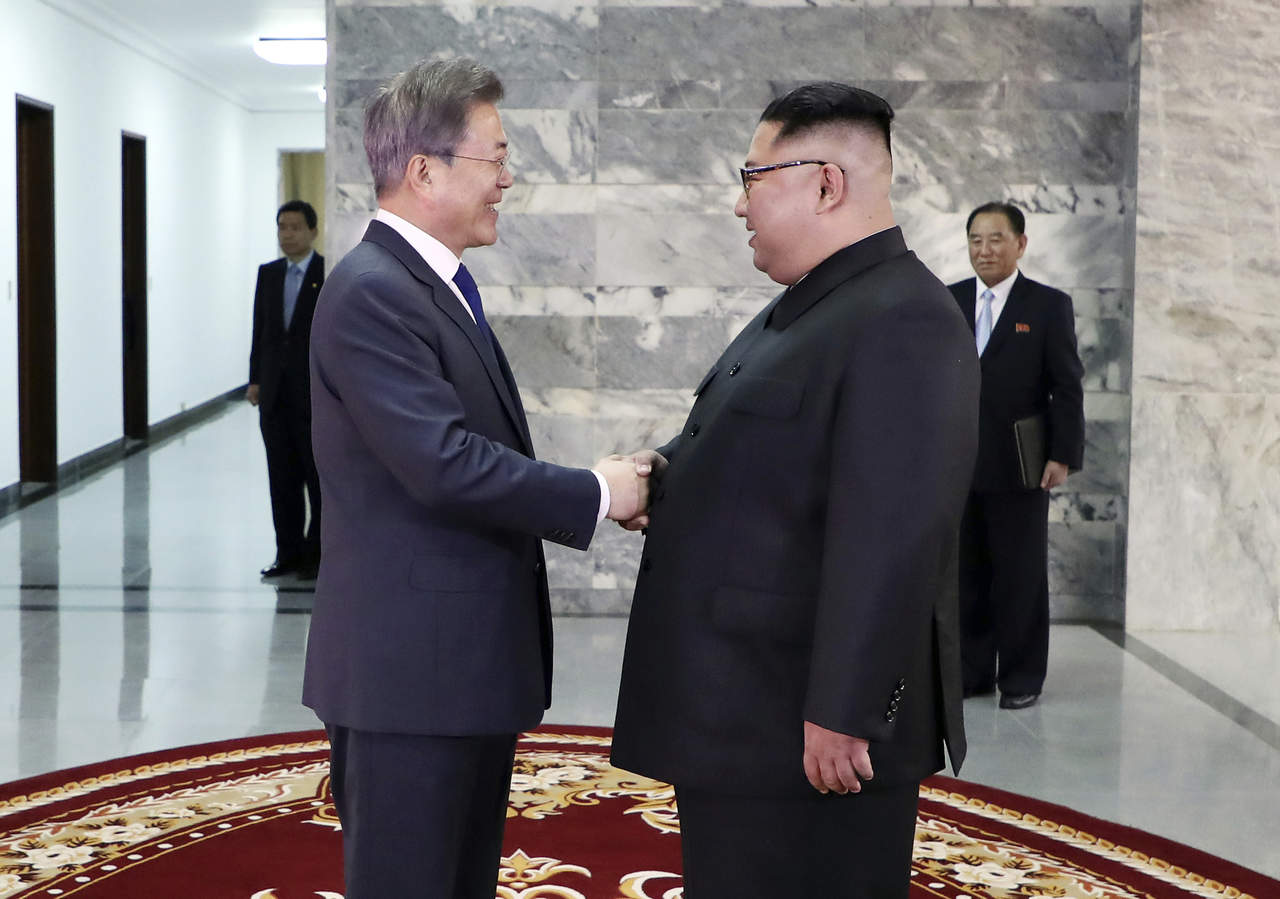 La cita de los líderes coreanos se dio luego que el jueves, el presidente estadounidense canceló la cumbre entre Pyongyang y Washington. (AP)